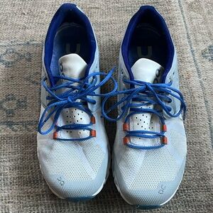 ON CLOUDS WOMENS SIZE 9